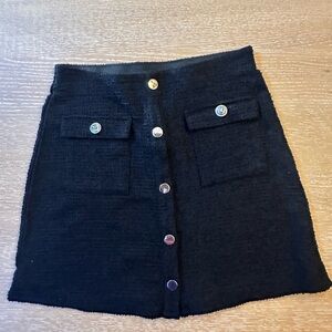 NWT Women’s H&M Black Textured Mini Skirt with Button detail, Size Small